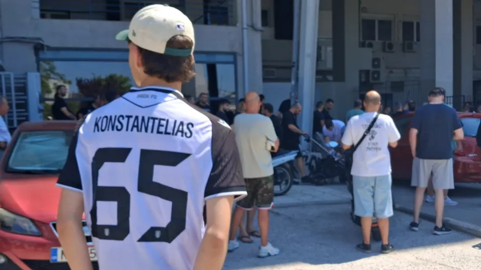 Ο κόσμος έξω από την Τούμπα (φώτος) 