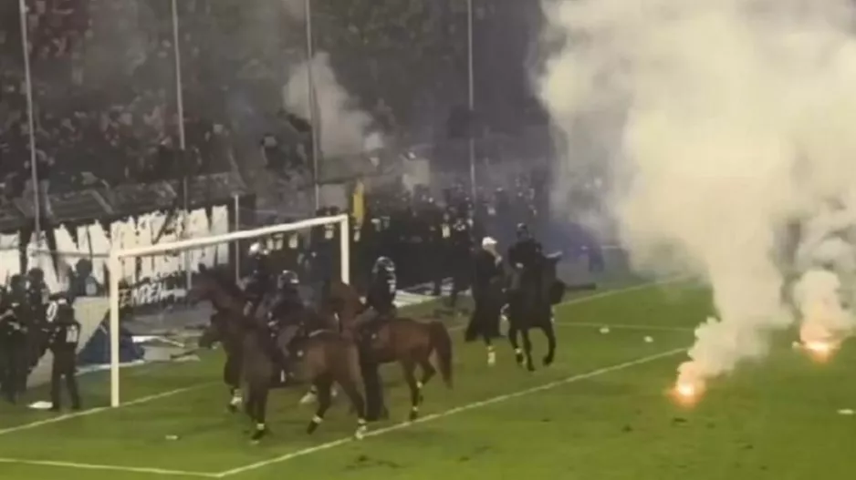 Χάος με εισβολή οπαδών, επεισόδια και διακοπή (βίντεο)