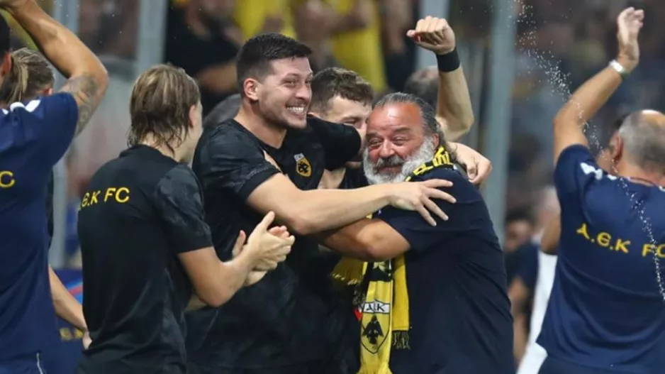 Ηλιόπουλος και παίκτες έγιναν ένα μετά τον θρίαμβο της ΑΕΚ