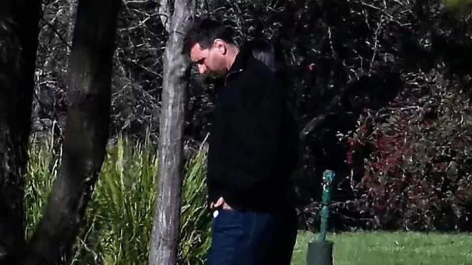 (Βίντεο) Συντετριμμένος ο Μέσι στην κηδεία του πατέρα του...