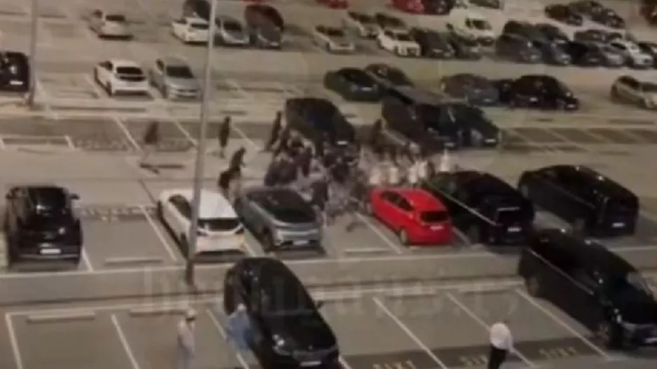 (Βίντεο) Άγριο ξύλο μεταξύ οπαδών σε πάρκινγκ αεροδρομίου