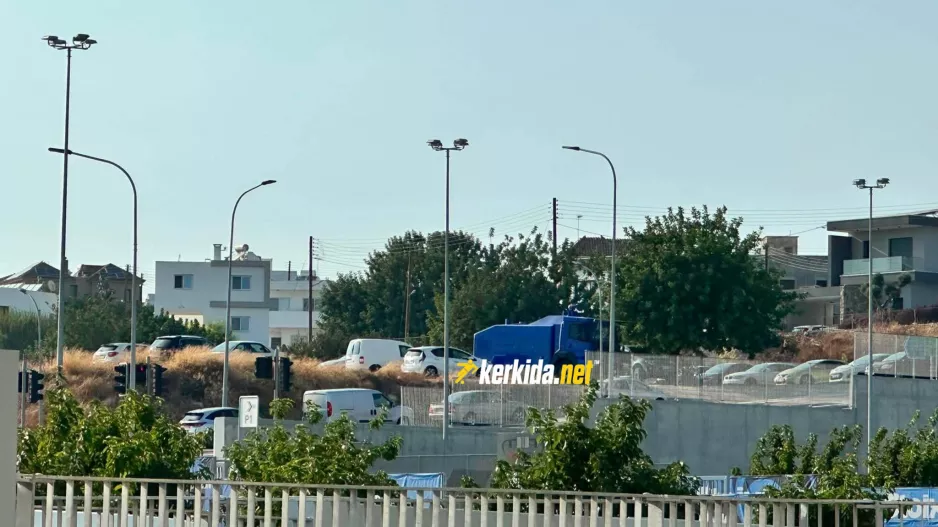 (Φώτος kerkida) Στη Λεμεσό και ο "Αίαντας" 