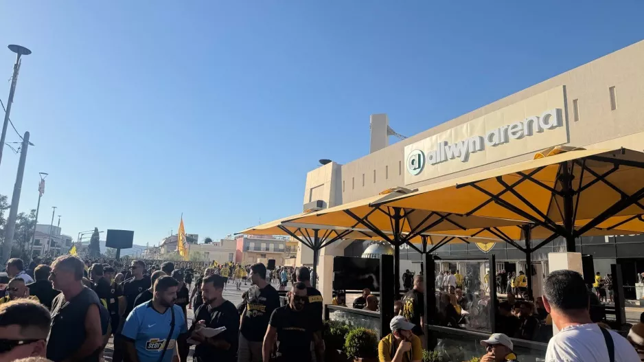 ΦΩΤΟΣ kerkida/Έξω από την "Allwyn Arena"
