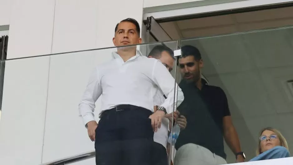 Παρακολουθεί, αξιολογεί και περιμένει