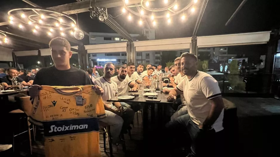 Φανέλα υπογεγραμμένη και... πόζα!