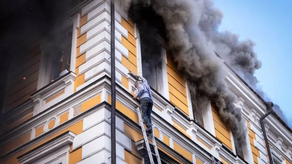 (Βίντεο) Ρωσική επίθεση στο Κίεβο: Πολίτες πηδούν από τα παράθυρα φλεγόμενου κτηρίου