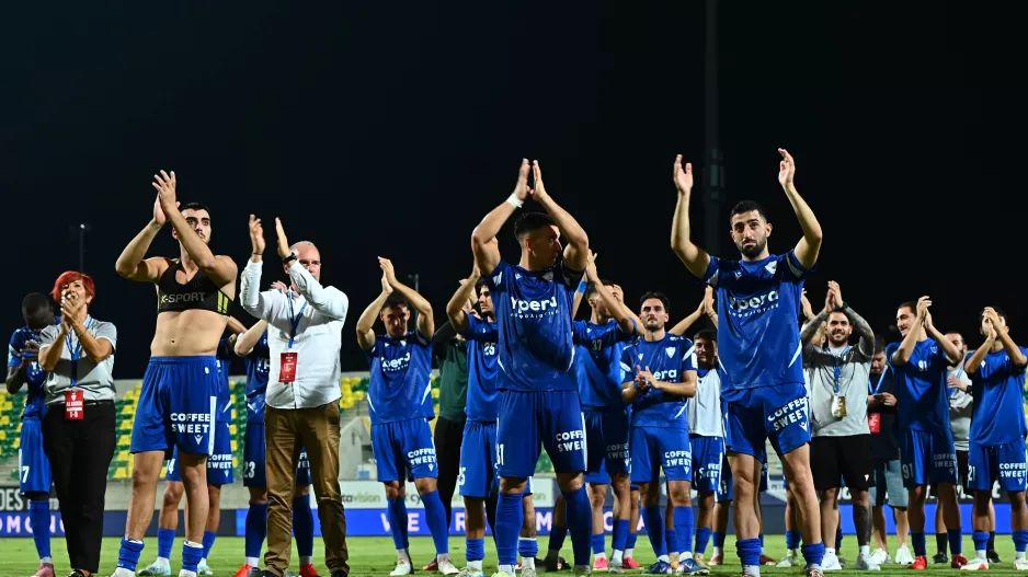 Στοχεύει σε τρίποντο και στο -1 από την κορυφή  