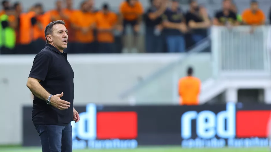 Αποβλήθηκε ο Παπαδόπουλος