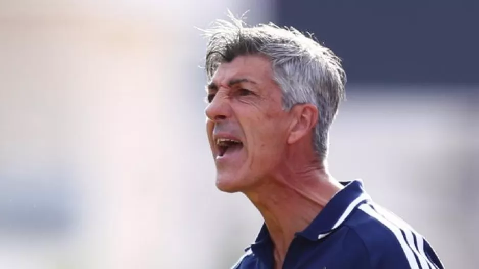 Σηκώνει μανίκια ο Αλγκουαθίλ στη διακοπή