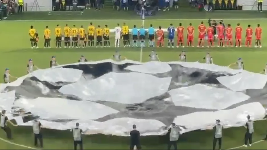 (Βίντεο kerkida) Ο ύμνος και το "σεντόνι" στην Allwyn Arena!