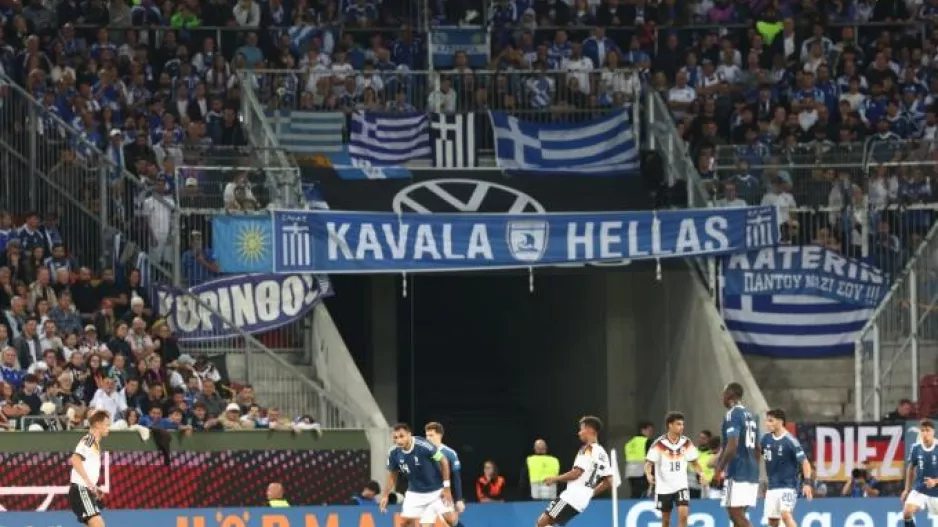 Σεισμός στην ελληνική εξέδρα: Το χρυσό γκολ του Κουρμπέλη από ερασιτεχνική κάμερα (βίντεο)
