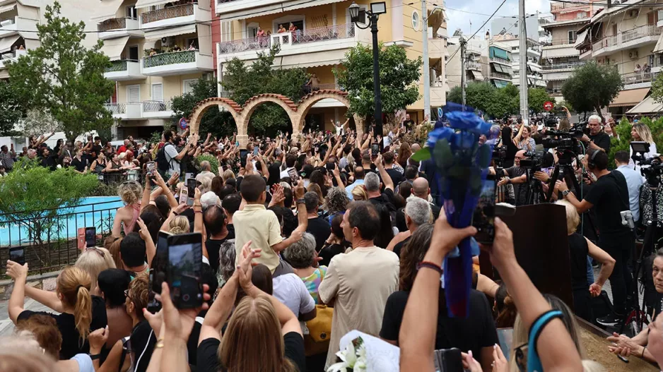 (Βίντεο) Μαζωνάκης/ Ο κόσμος τον αποχαιρετά με τα τραγούδια του