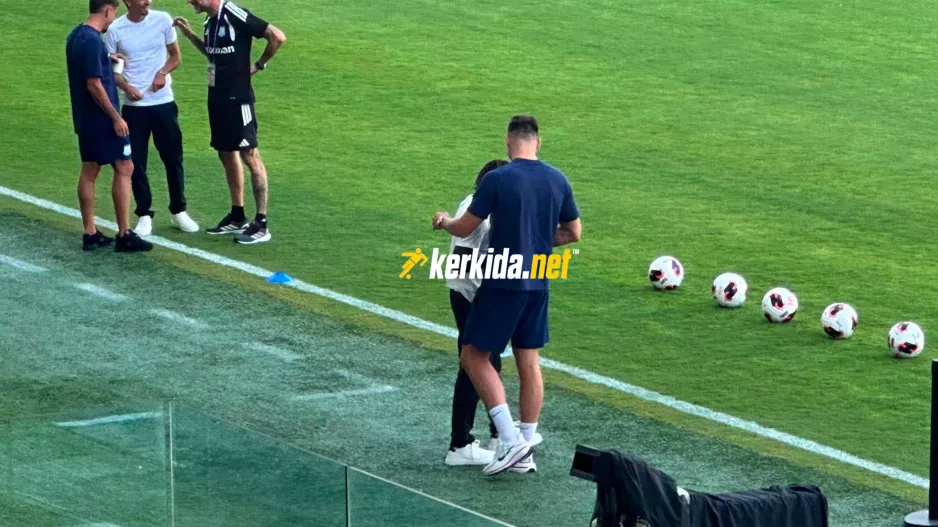 (ΦΩΤΟΣ kerkida) Αγκαλιές και... πειράγματα!