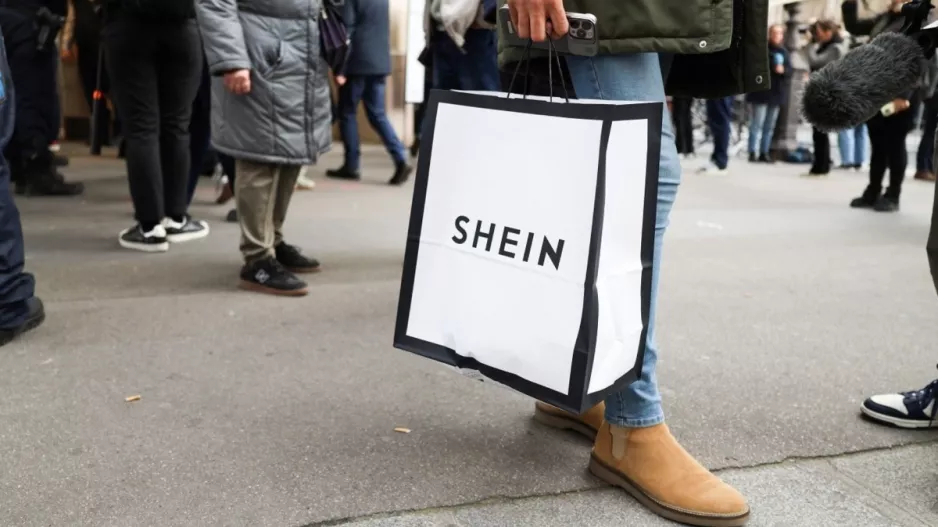 Τέλος αυτοκρατορίας για τη Shein; Ζημίες 99 εκατ. δολαρίων από το «χαράτσι» των 3 ευρώ