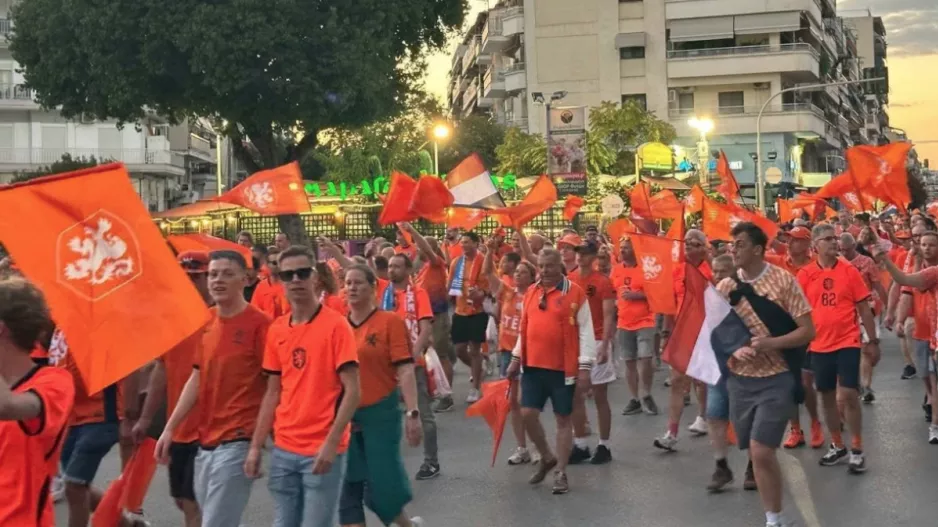 Η «οράνιε» πορεία απ' τον Λευκό Πύργο μέχρι την Τούμπα! (Βίντεο)