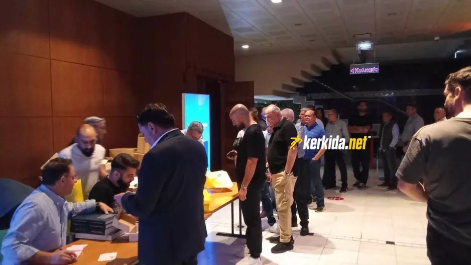 (Φώτος Kerkida) Ουρά... για το "γαλαζοκίτρινο" λεύκωμα