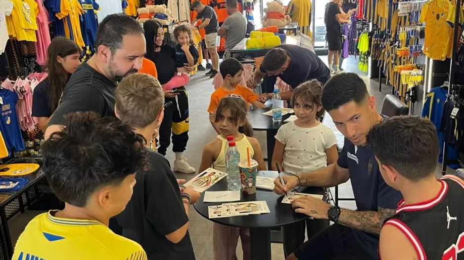 (Φώτος) Αυτόγραφα και χαμόγελα στο Orange Shop!