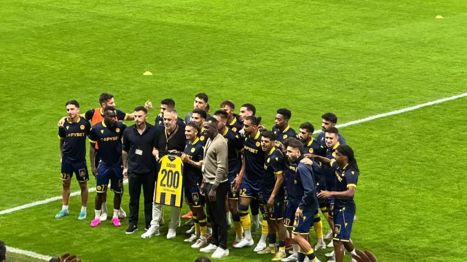 (Φώτος Kerkida) Τίμησε τον 200άρη Νταβόρ η ΑΕΛ