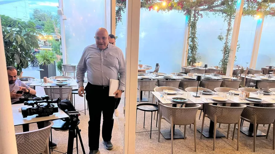 Με... Γιάννο η Σαλαμίνα στη σύσκεψη!