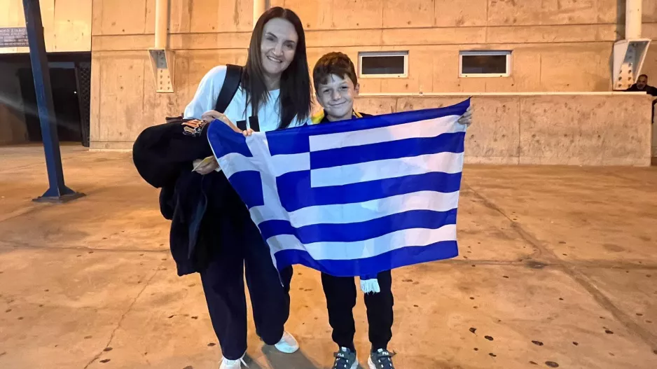 Μητέρα και γιος, με την Ελληνική σημαία!