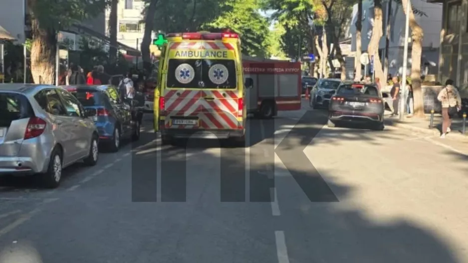 Αυτοκίνητο «μπούκαρε» σε καφετέρια στην Πινδάρου (Φώτος) 