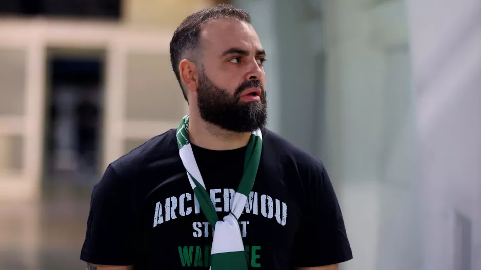 Με το κασκόλ ο Αδάμος
