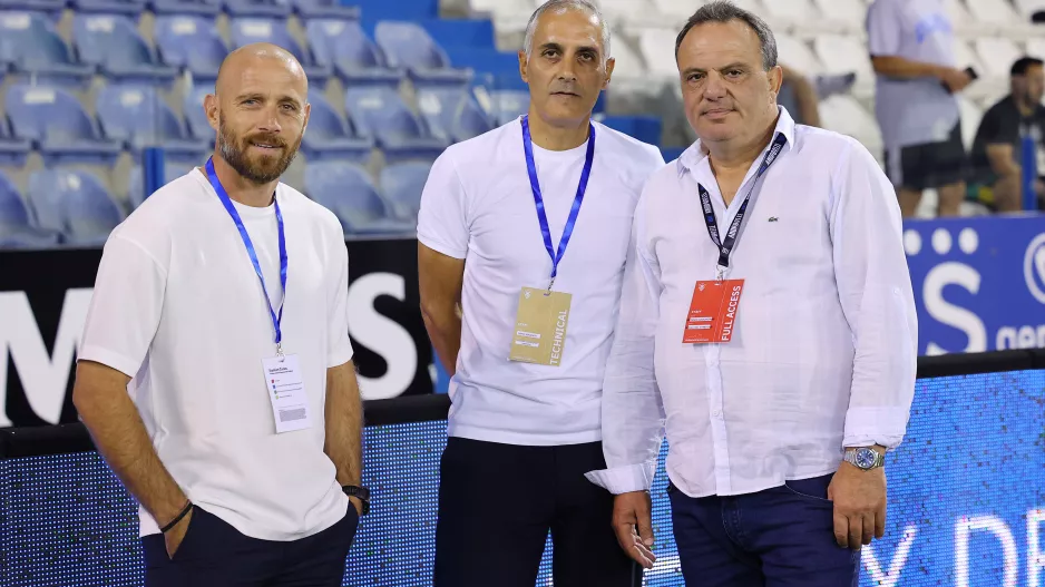 Περιμένει... η τριάδα