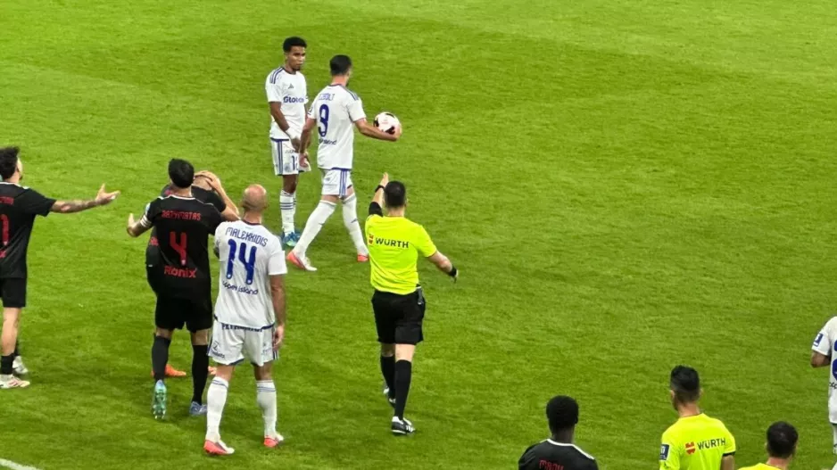 On field review, πέναλτι και... γκολ!