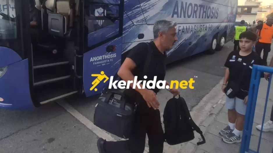 ΕΔΩ... ο κόουτς!