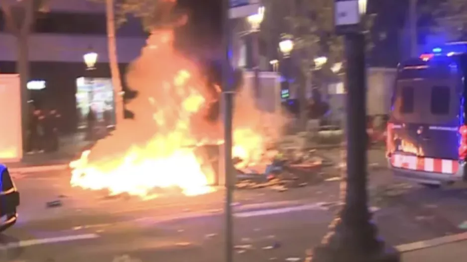 Βαρκελώνη: 128 συλλήψεις, ανάμεσά τους 73 ανήλικοι, για βανδαλισμούς και λεηλασίες – 15 αστυνομικοί τραυματίες