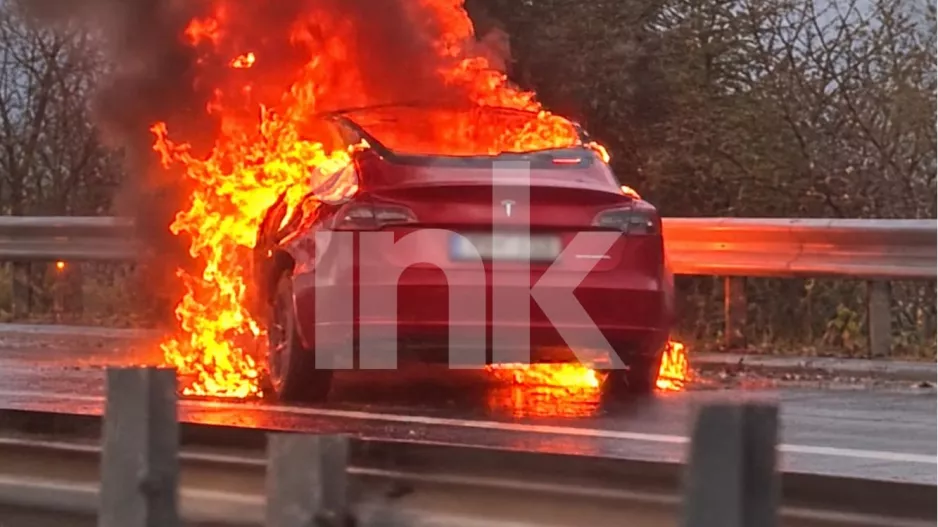 Στις φλόγες όχημα στον αυτοκινητόδρομο (Φώτος+Βίντεο)