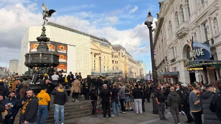 (Βίντεο) Παίρνει χρώμα κίτρινο το Λονδίνο