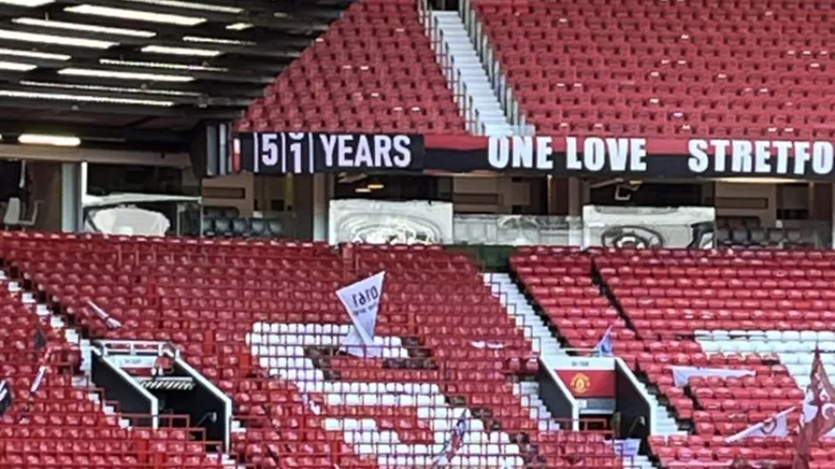 Οι οπαδοί της Γιουνάιτεντ επανέφεραν το ticker banner για τα χρόνια της Σίτι χωρίς τίτλο!