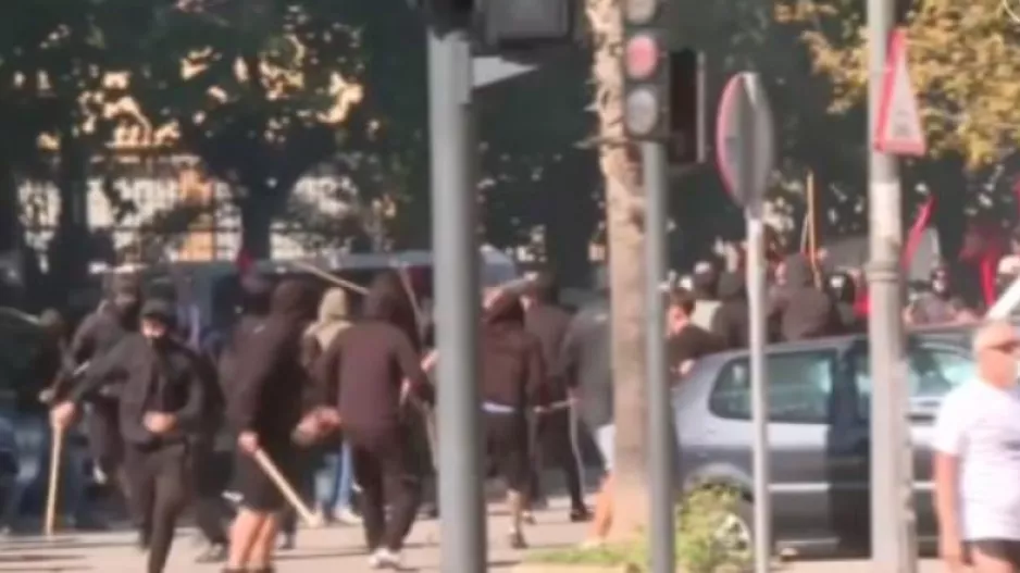 Απίστευτο ξύλο και συμπλοκές με καδρόνια και καρέκλες (βίντεο)