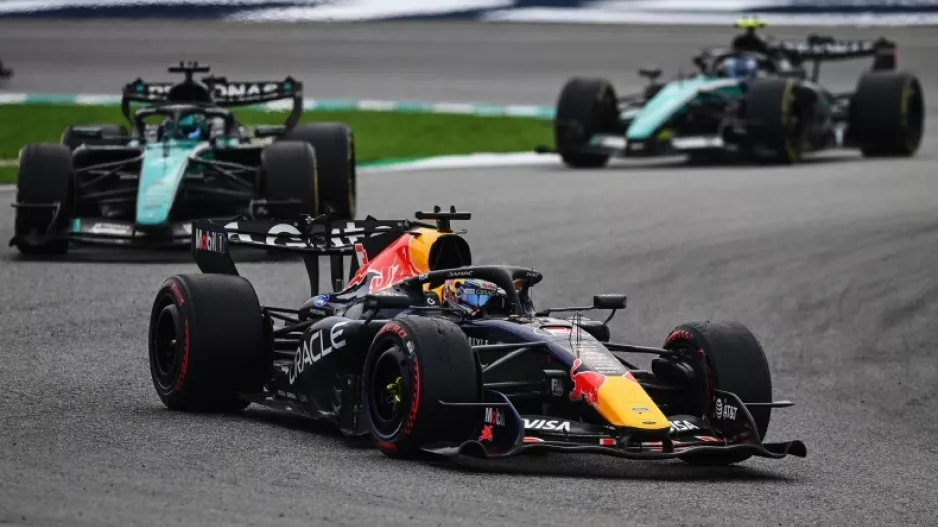 F1: Ο Φερστάπεν πήρε την πρώτη του φετινή νίκη στο χάος της Σεπάνγκ