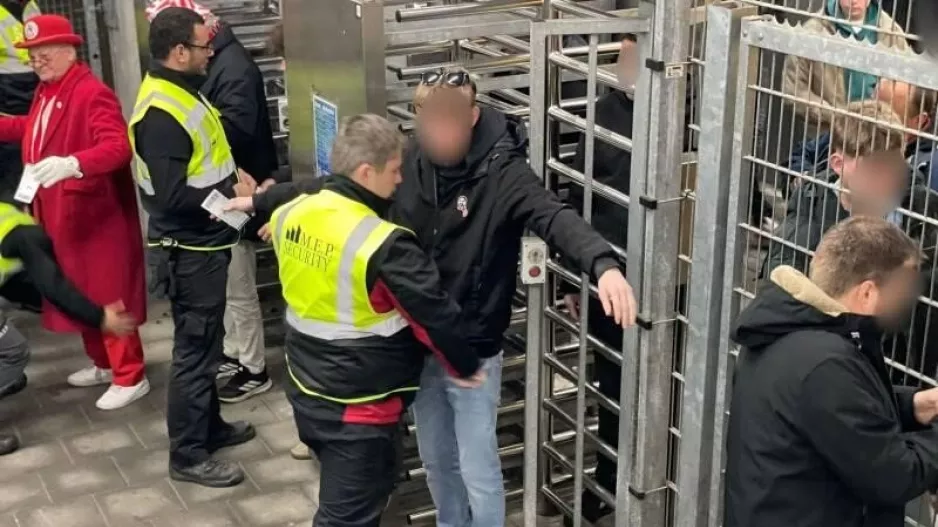 Σωματικοί έλεγχοι μέχρι τα εσώρουχα