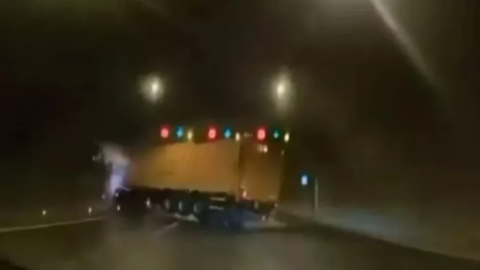 Νταλίκα ξέφυγε από την πορεία της και προσέκρουσε στο τοιχίο σήραγγας (βίντεο)