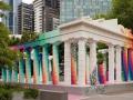 Φόρος τιμής στον Παρθενώνα το πολύχρωμο «Temple of Boom» στη Μελβούρνη