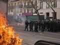 Επεισόδια στο Παρίσι: Διαδηλωτές έσπασαν τζαμαρίες, έβαλαν φωτιές σε κάδους (Βίντεο)