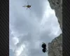 Η εντυπωσιακή διάσωση αλεξιπτωτιστή στη Γαλλία