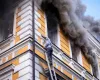 (Βίντεο) Ρωσική επίθεση στο Κίεβο: Πολίτες πηδούν από τα παράθυρα φλεγόμενου κτηρίου
