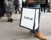 Τέλος αυτοκρατορίας για τη Shein; Ζημίες 99 εκατ. δολαρίων από το «χαράτσι» των 3 ευρώ