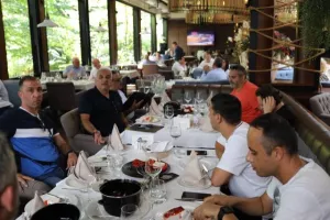 (ΦΩΤΟΣ) Δεξιώθηκε τους δημοσιογράφους 