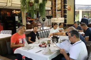 (ΦΩΤΟΣ) Δεξιώθηκε τους δημοσιογράφους 