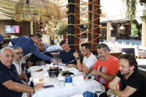 (ΦΩΤΟΣ) Δεξιώθηκε τους δημοσιογράφους 