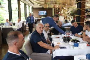 (ΦΩΤΟΣ) Δεξιώθηκε τους δημοσιογράφους 