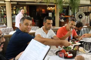 (ΦΩΤΟΣ) Δεξιώθηκε τους δημοσιογράφους 