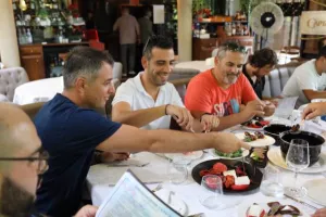 (ΦΩΤΟΣ) Δεξιώθηκε τους δημοσιογράφους 
