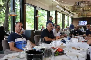 (ΦΩΤΟΣ) Δεξιώθηκε τους δημοσιογράφους 