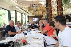 (ΦΩΤΟΣ) Δεξιώθηκε τους δημοσιογράφους 